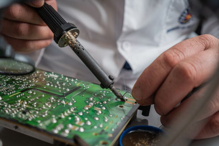 Conserto de Geladeira e Máquina de Lavar no Veleiros: Atendimento Rápido e Profissional